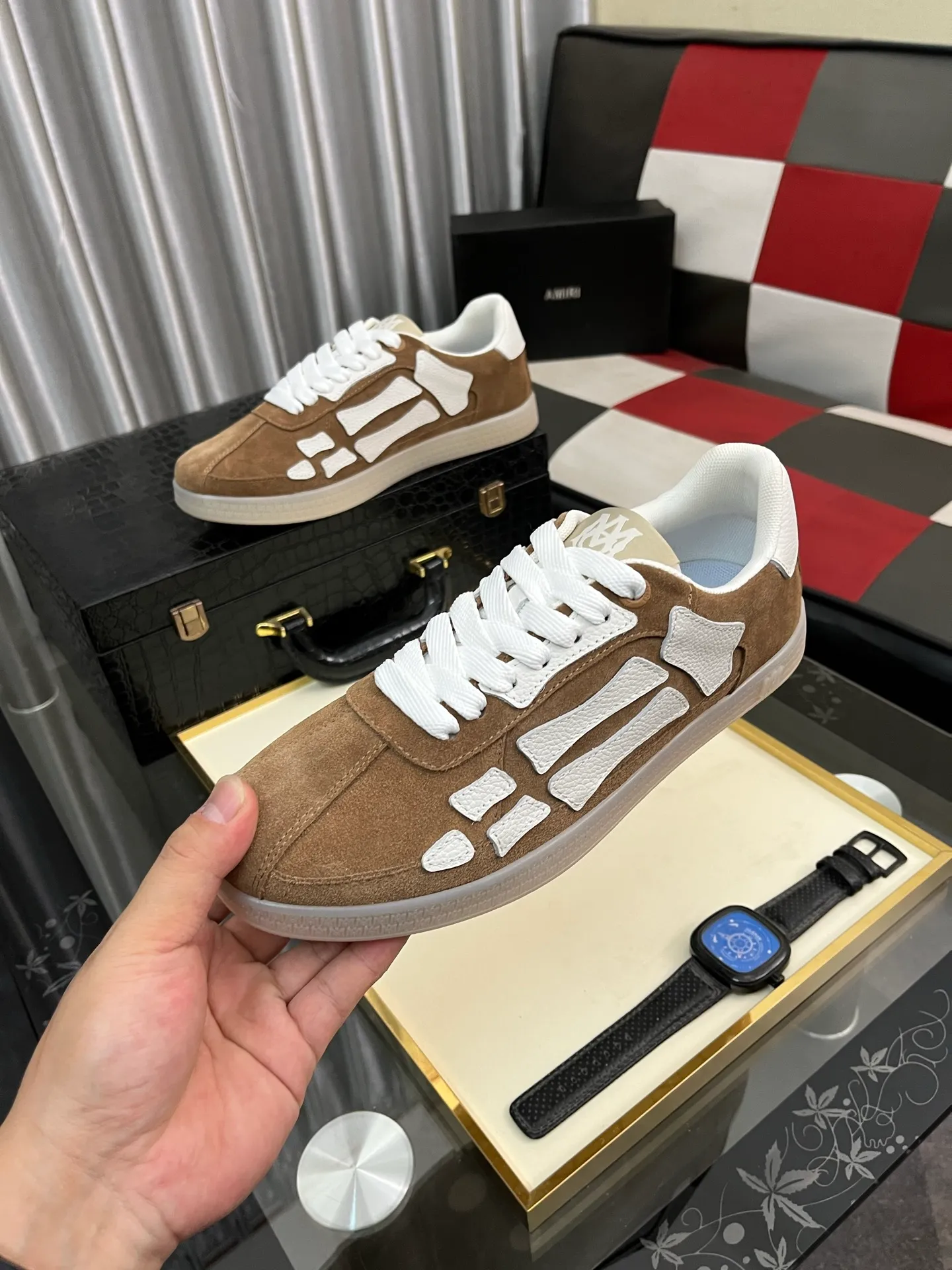 Men's shoes 💰420⌚️⌚️《AMIR*》New men's low-top casual sports sneakers bone shoes, another pair of irresistible bone shoes. Bone shoes are one of AMIRI's most popular items. They use first-layer cowhide uppers. The side bones are made of two cowhide laminations. They have a three-dimensional feel. The leather incisions are all oil-edged. Contrasting color design. Simple style. Fashionable sports. Customized metal LOGO nameplate to embellish shoelaces. Exclusive control of top version. Supports comparison. Breathable mesh lining Original rubber outsole A must-have item for daily leisure Suitable for various occasions Check it out if you are looking for high quality Super cool uppers Size: 38-445️⃣ Colors available